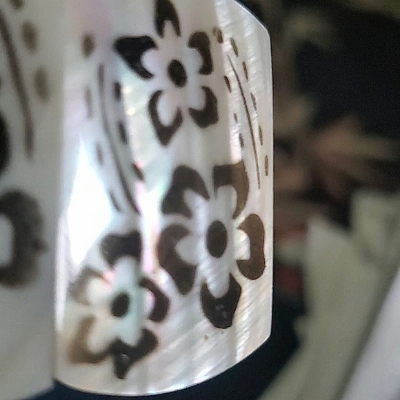 Mother of Pearl Flower Hand Carved Stretch Bracelet - Picture 9 of 10
